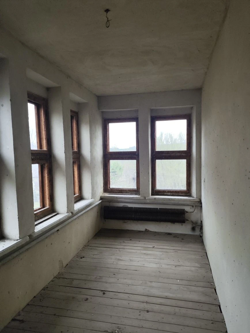 Будинок, господські приміщення, ставок свій