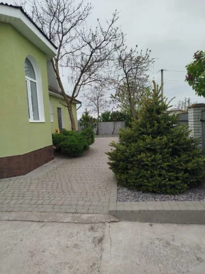 Будинок, господарчі приміщення, город