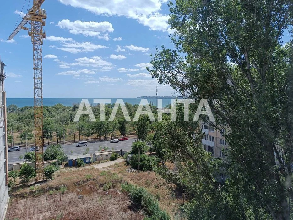 Комната 16 м. с видом на море. Плюс большая кладовка. Лузано