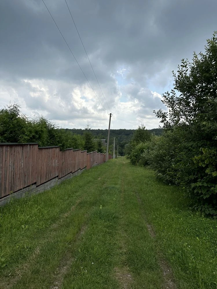 Продається дачний будинок і зем. ділянка поблизу  Моршина