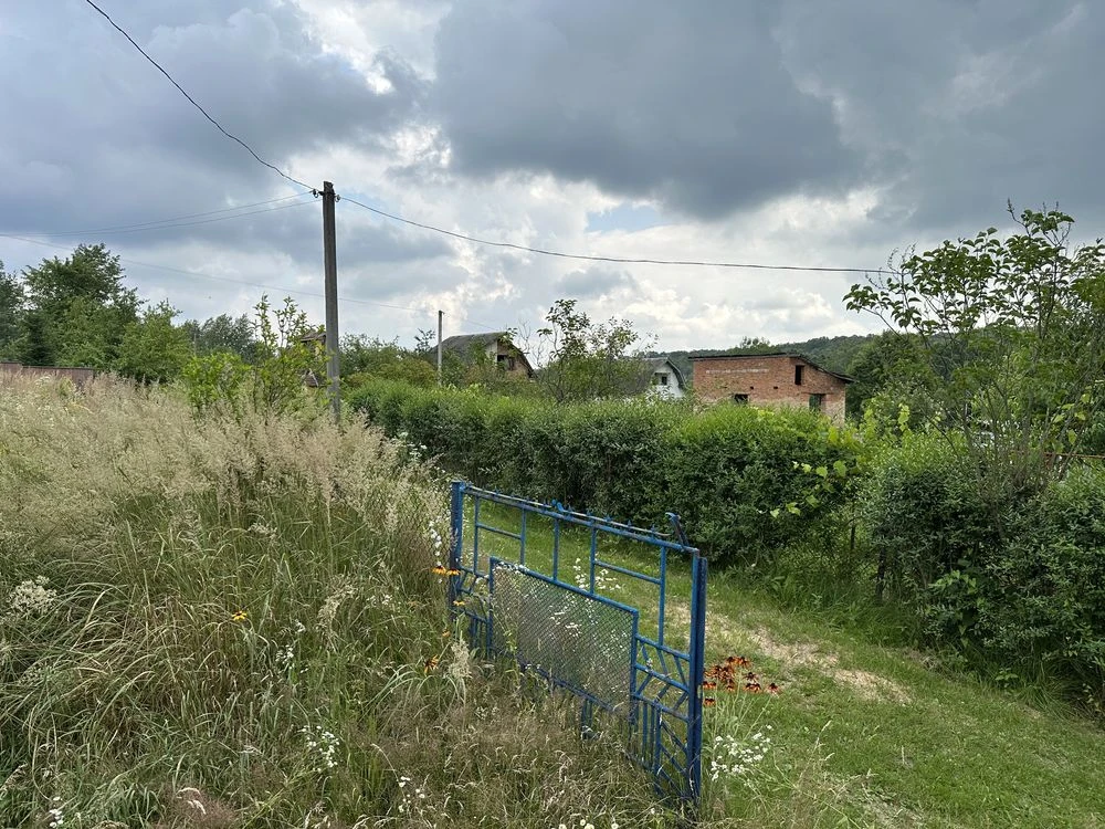 Продається дачний будинок і зем. ділянка поблизу  Моршина