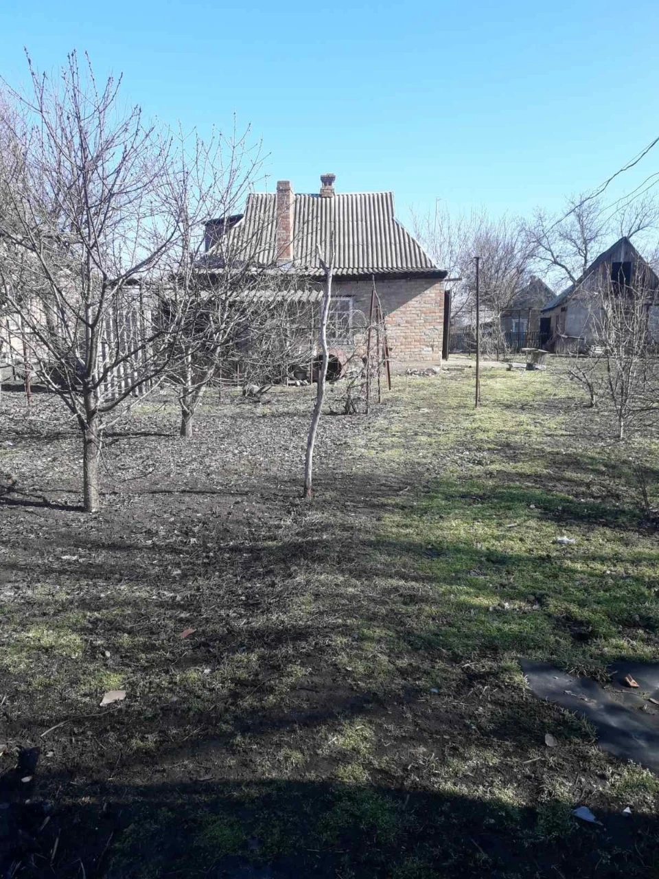 Продам дім біля річки.