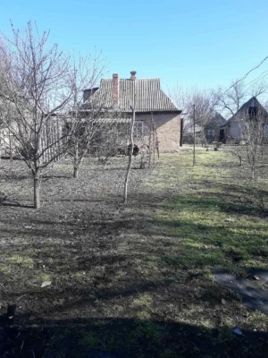 Продам дім біля річки.