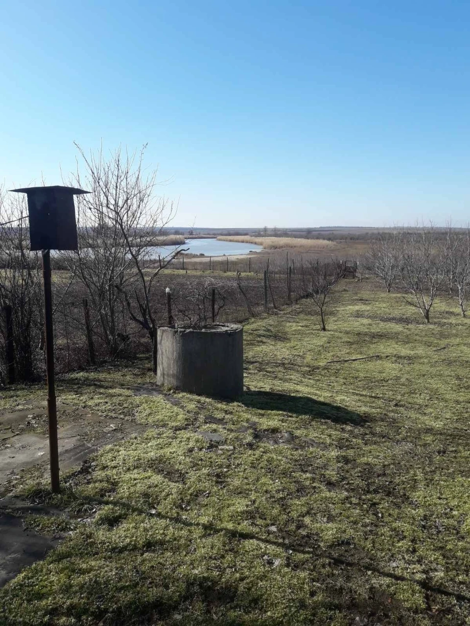 Продам дім біля річки.