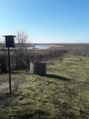 Продам дім біля річки.