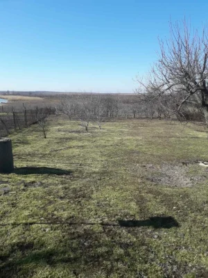 Продам дім біля річки.