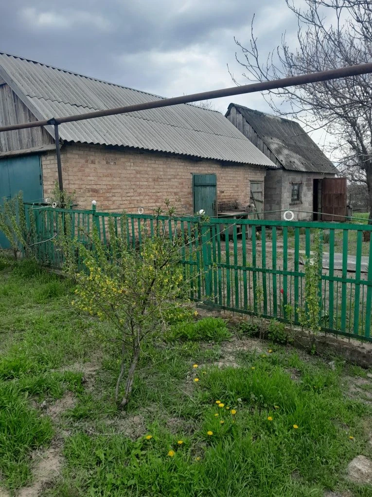 Продам дім біля річки.