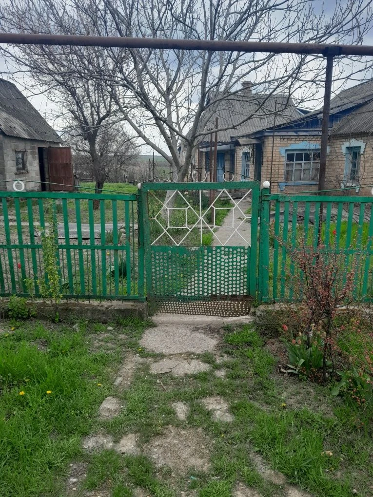 Продам дім біля річки.