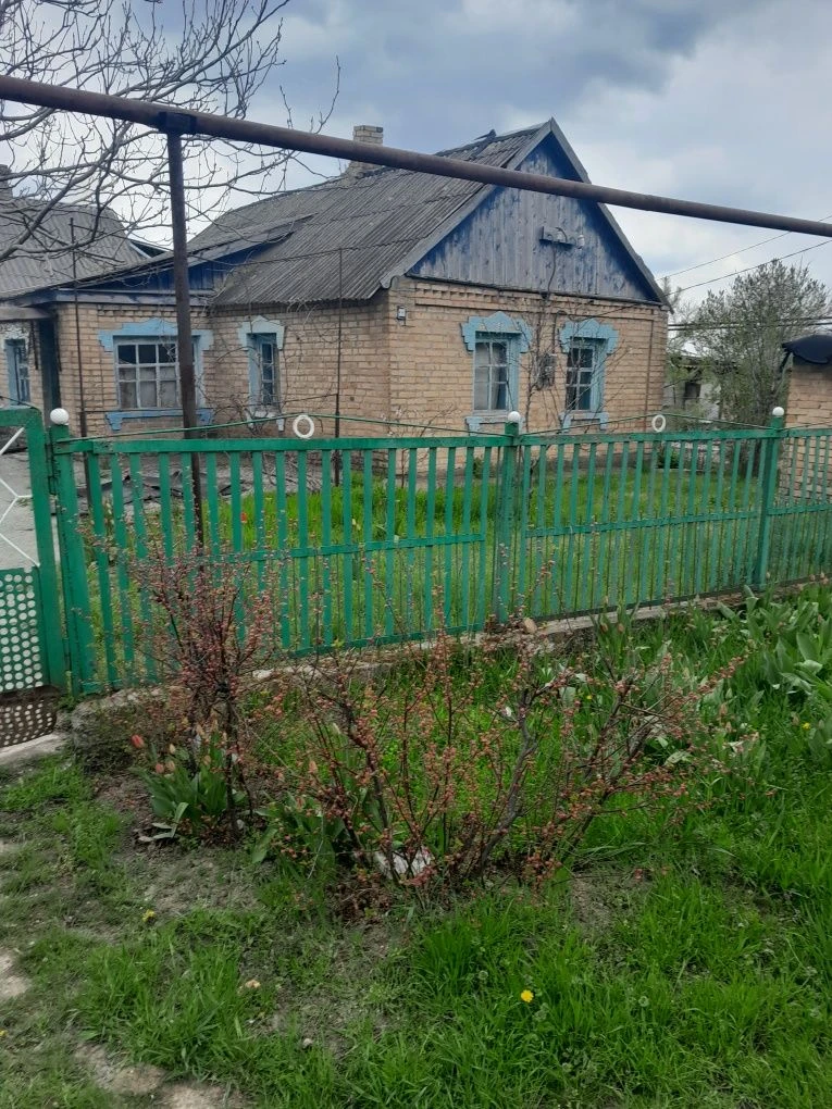Продам дім біля річки.