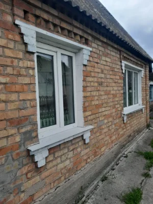 Продам дім біля річки.