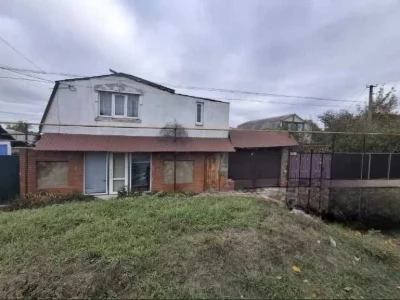 Двоповерховий будинок у центрі