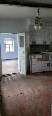 Присадибна ділянка зі старим будинком