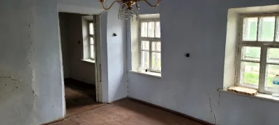 Присадибна ділянка зі старим будинком