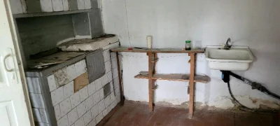 Присадибна ділянка зі старим будинком