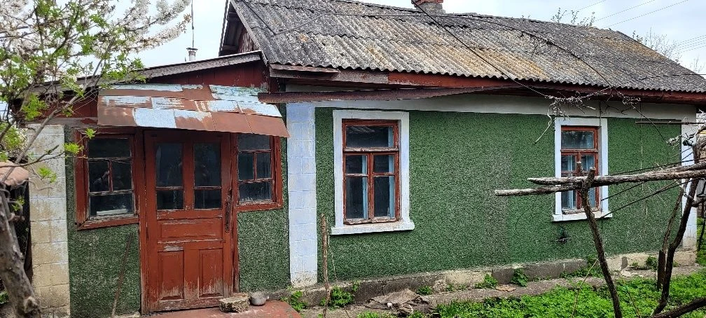 Присадибна ділянка зі старим будинком