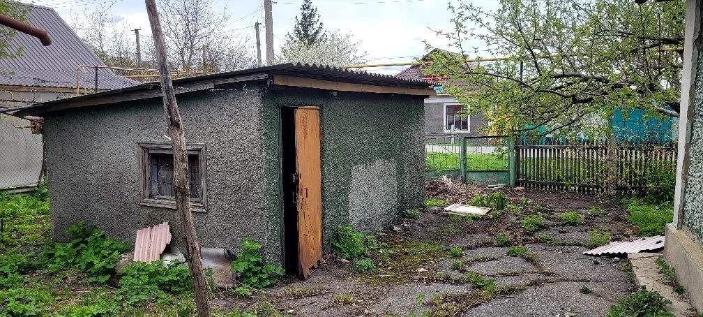 Присадибна ділянка зі старим будинком