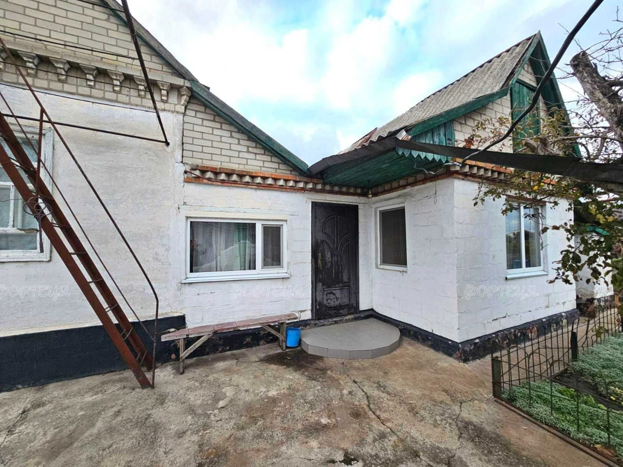продам два будинки на великій ділянці
