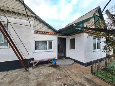 продам два будинки на великій ділянці