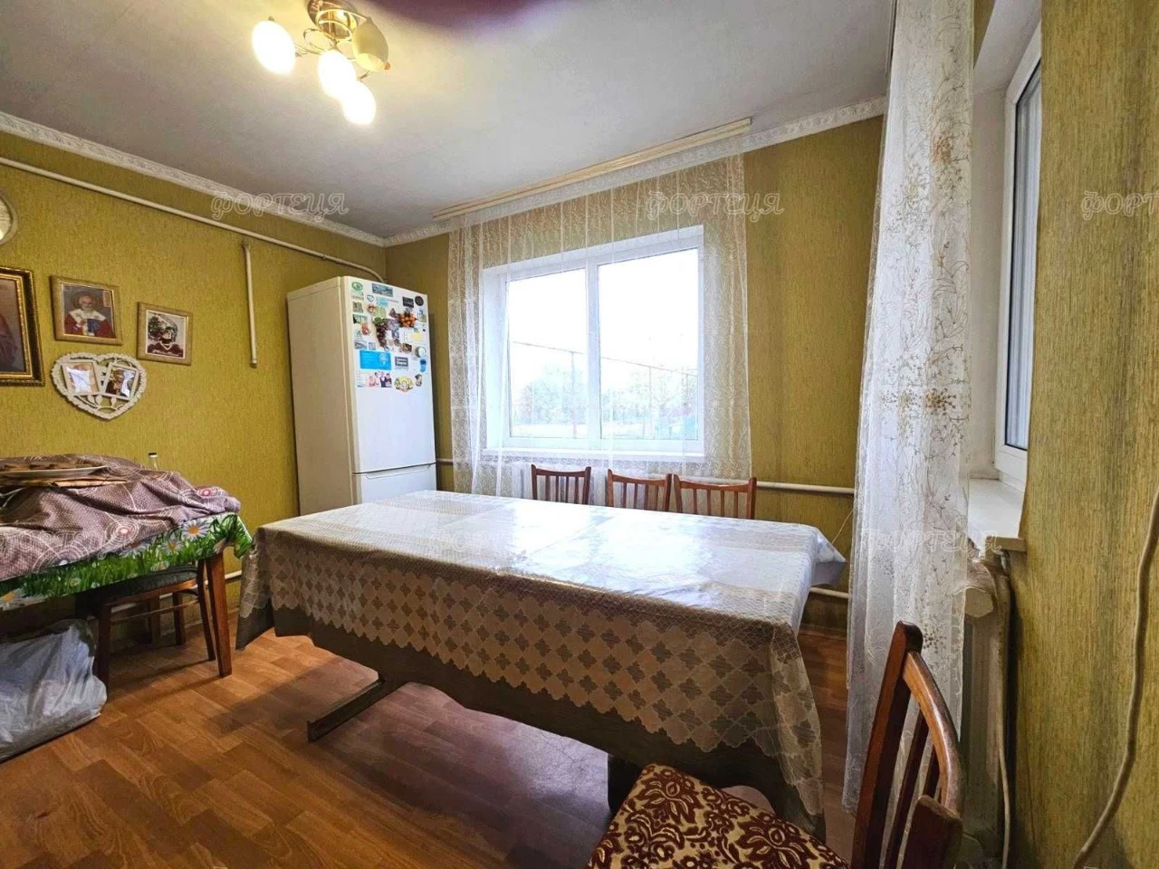 продам два будинки на великій ділянці