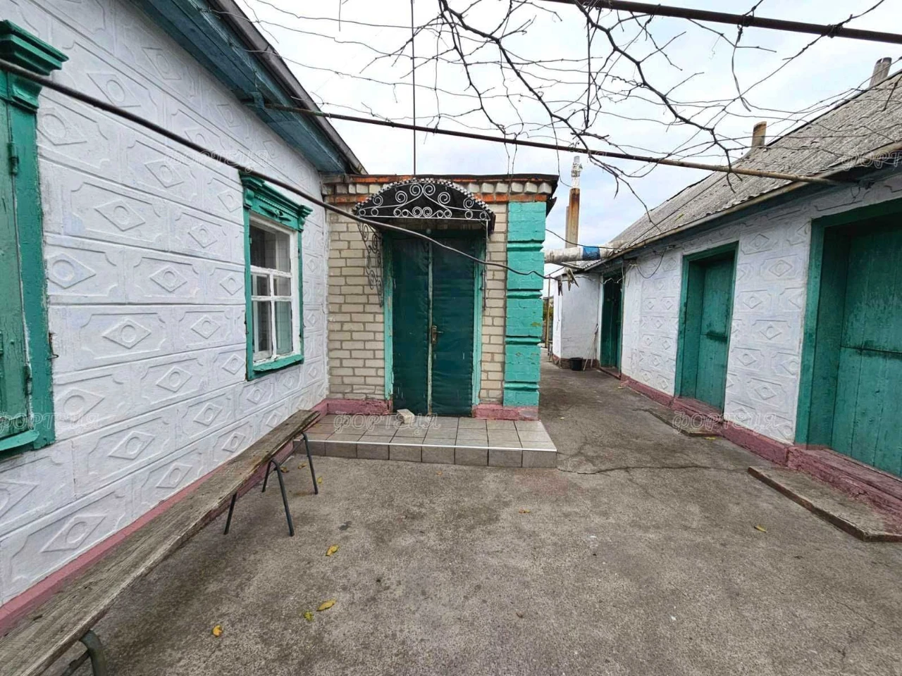 продам два будинки на великій ділянці