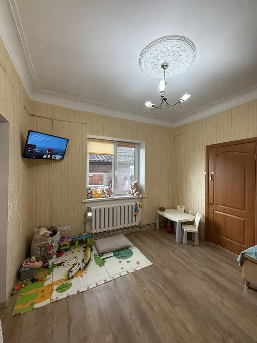 Продається частина будинку з власним двором, Рибці
