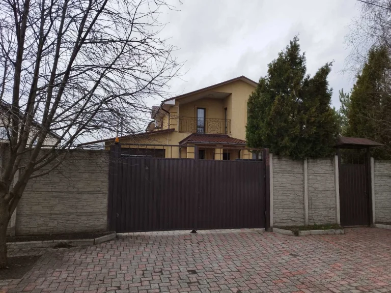 Продам двоповерховий ,цегляний будинок у м.Підгородне