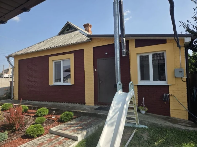 Продається частина будинку з власним двором, Рибці