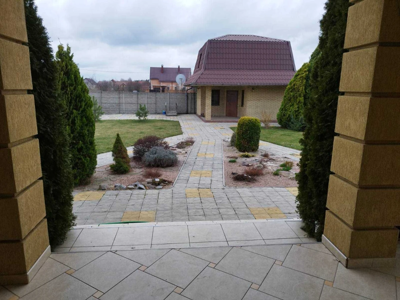 Продам двоповерховий ,цегляний будинок у м.Підгородне