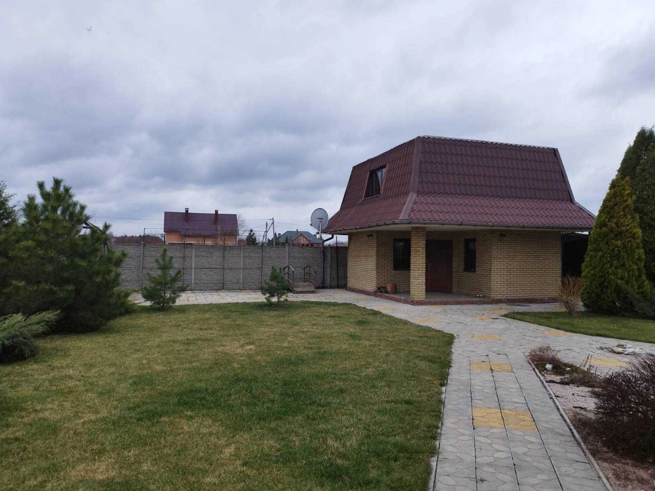 Продам двоповерховий ,цегляний будинок у м.Підгородне