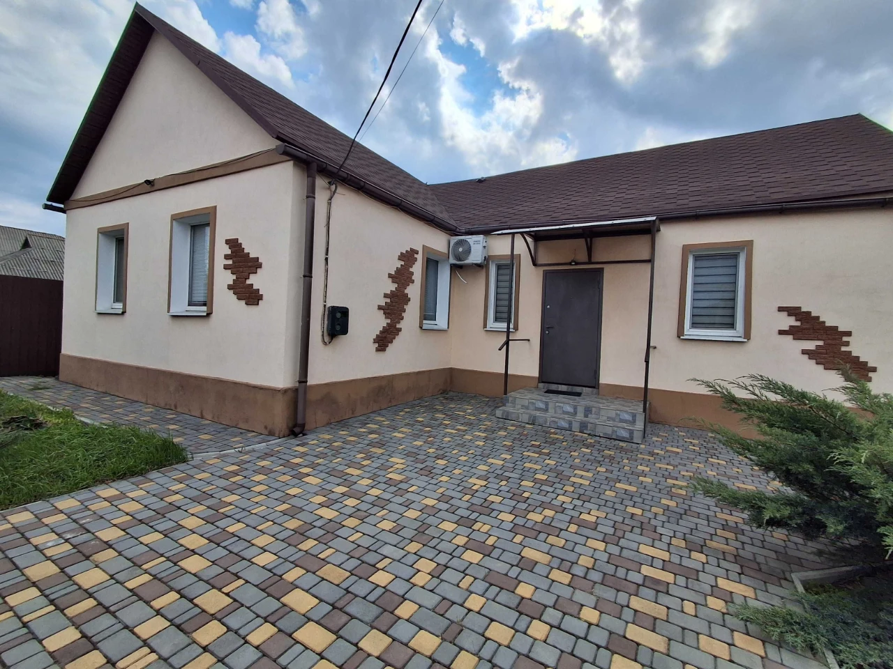 Продам затишний 4-кімнатний будинок із терасою та ділянкою 1