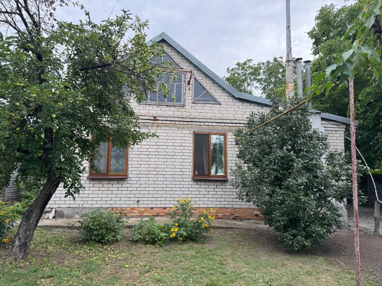 Дом - 80 м.кв. + летняя кухня. Участок - 11 соток. Подгородн
