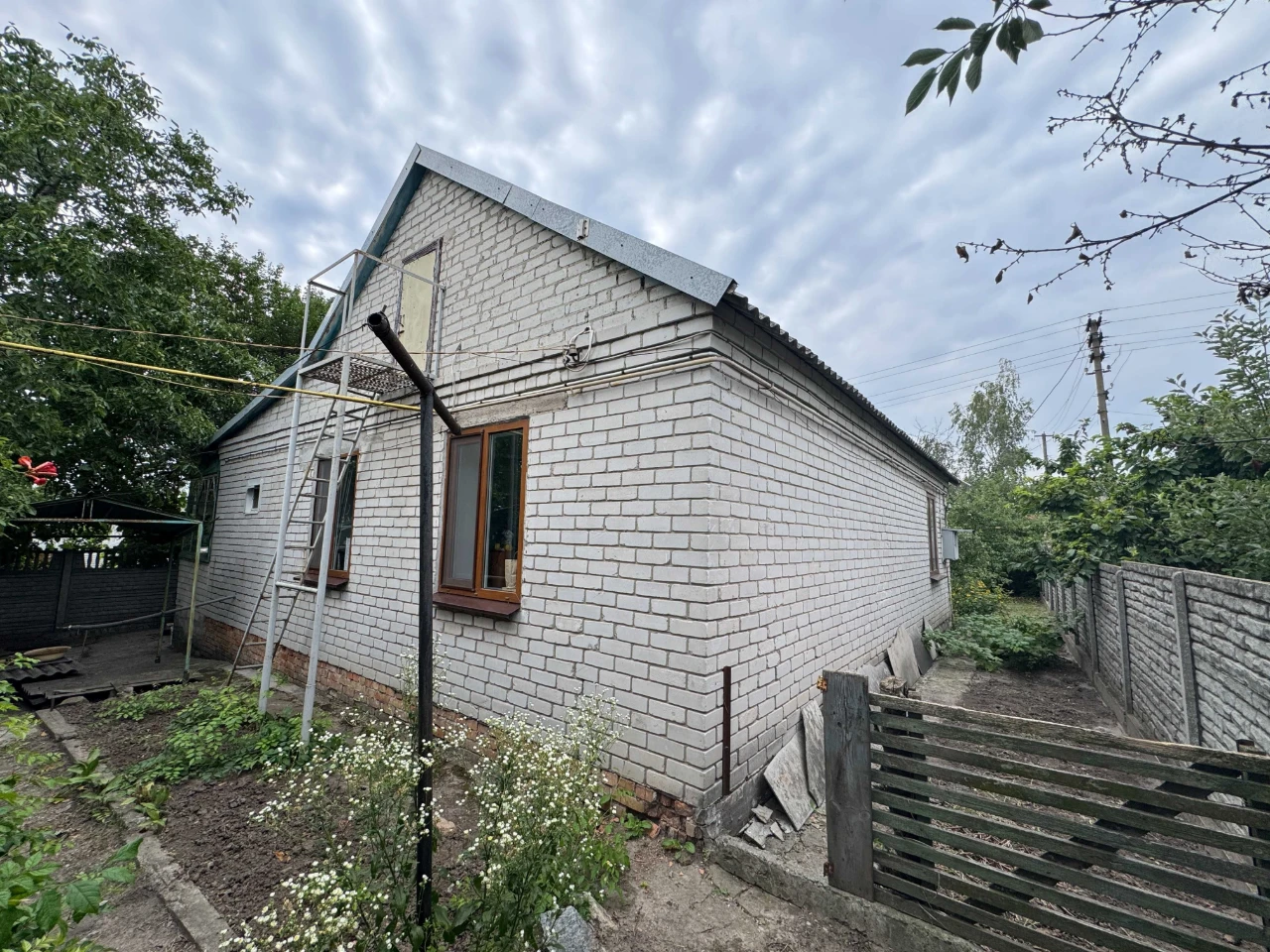 Дом - 80 м.кв. + летняя кухня. Участок - 11 соток. Подгородн