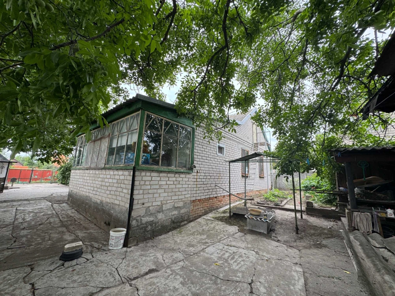 Дом - 80 м.кв. + летняя кухня. Участок - 11 соток. Подгородн