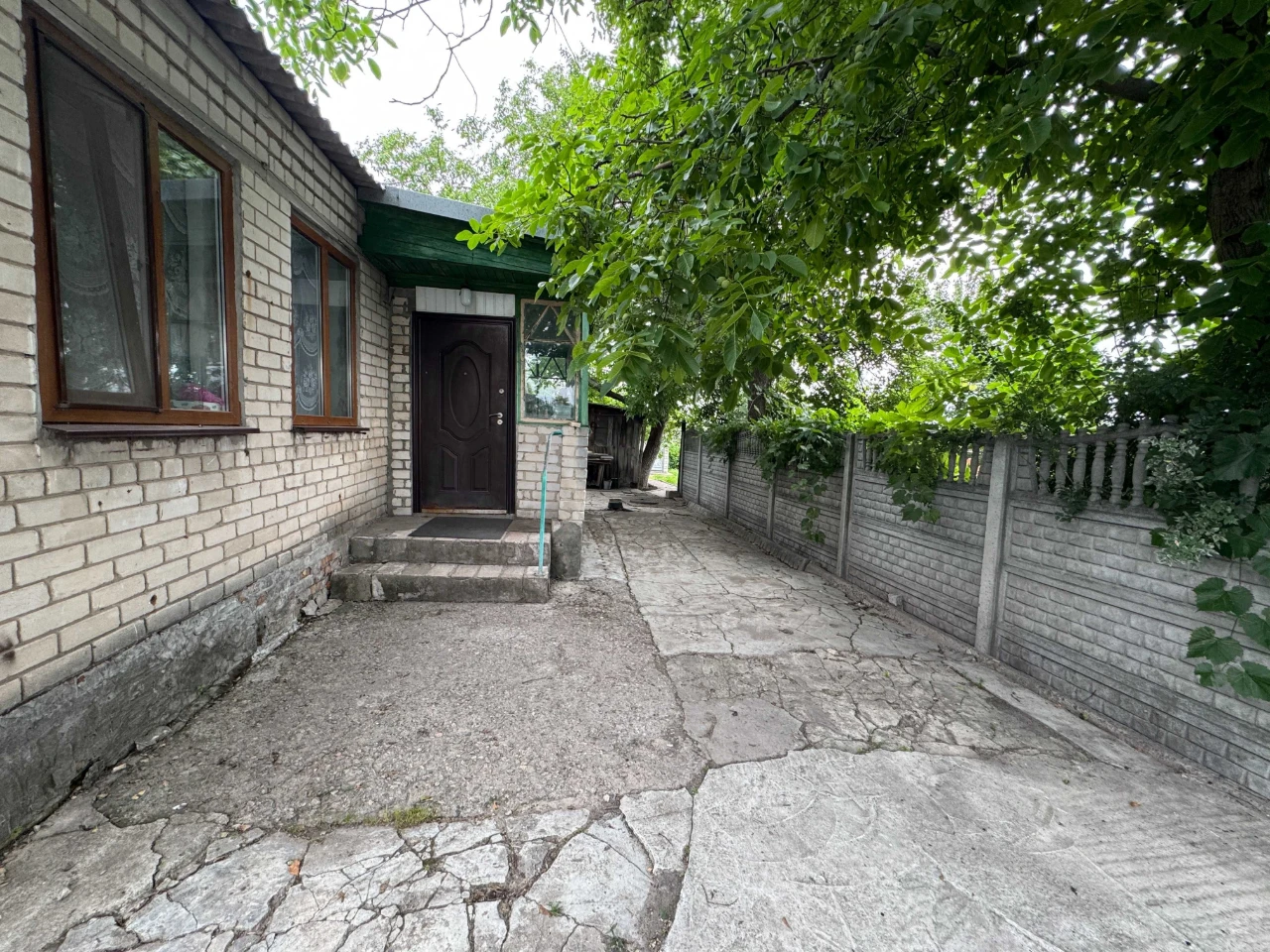 Дом - 80 м.кв. + летняя кухня. Участок - 11 соток. Подгородн