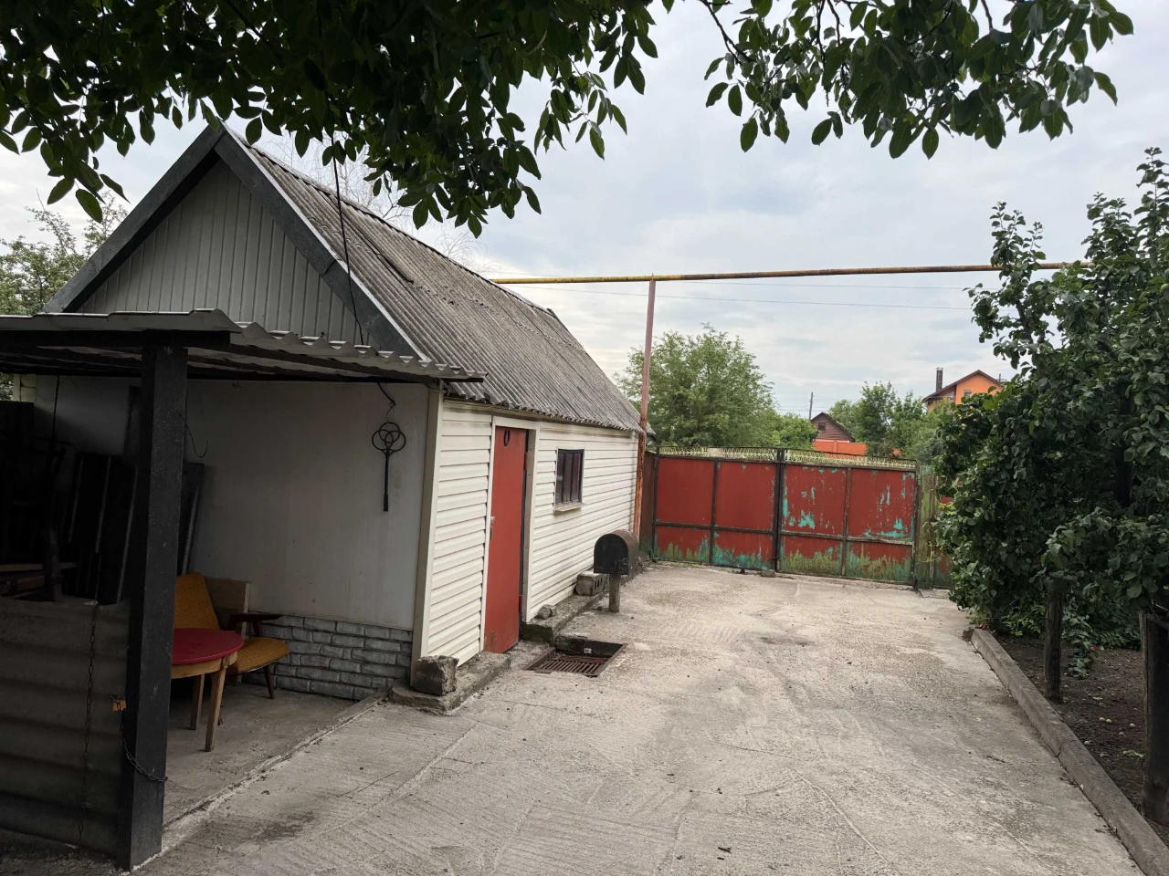 Дом - 80 м.кв. + летняя кухня. Участок - 11 соток. Подгородн
