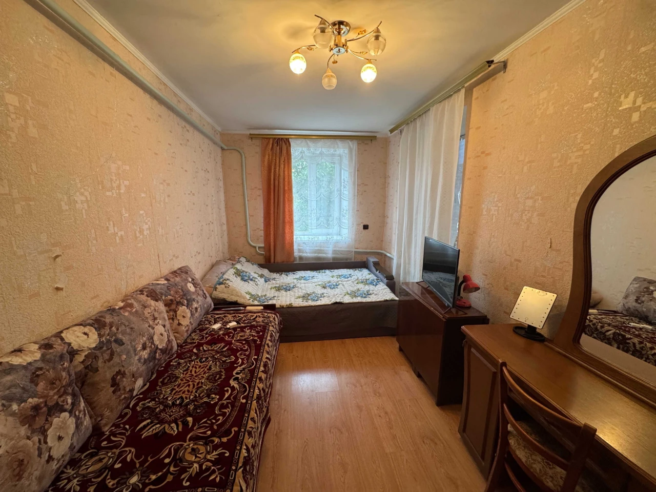 Дом - 80 м.кв. + летняя кухня. Участок - 11 соток. Подгородн