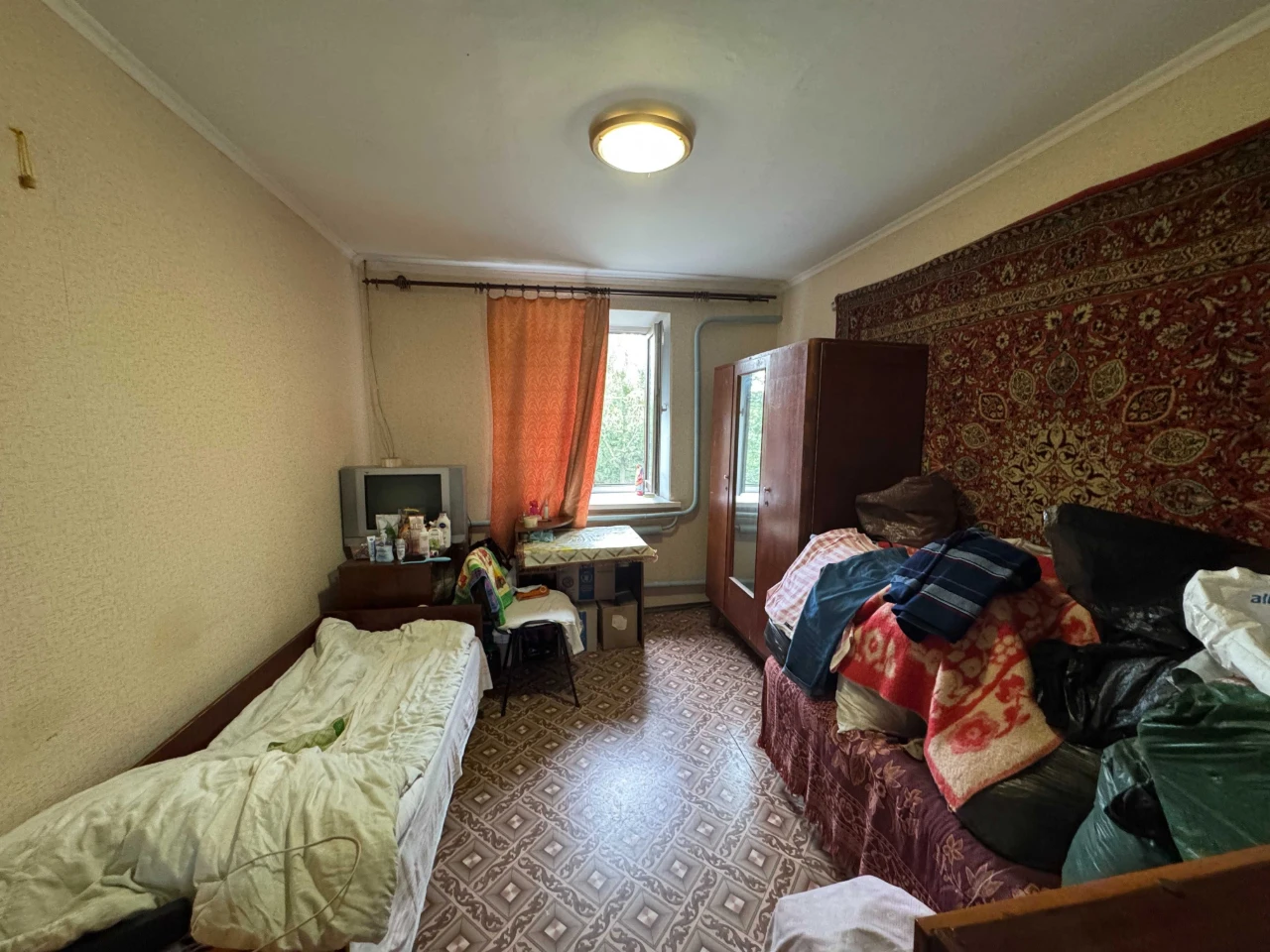 Дом - 80 м.кв. + летняя кухня. Участок - 11 соток. Подгородн