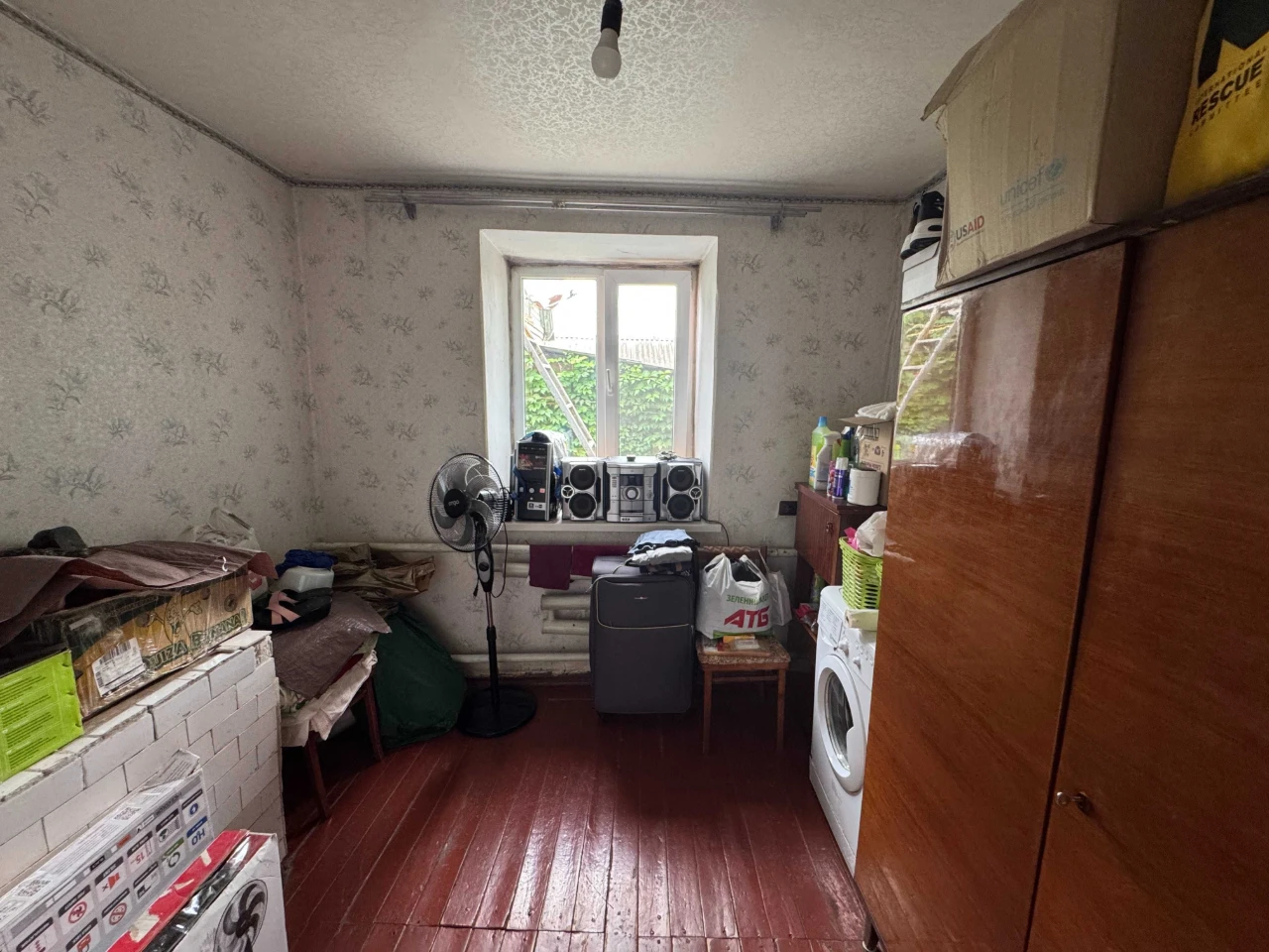 Дом - 80 м.кв. + летняя кухня. Участок - 11 соток. Подгородн