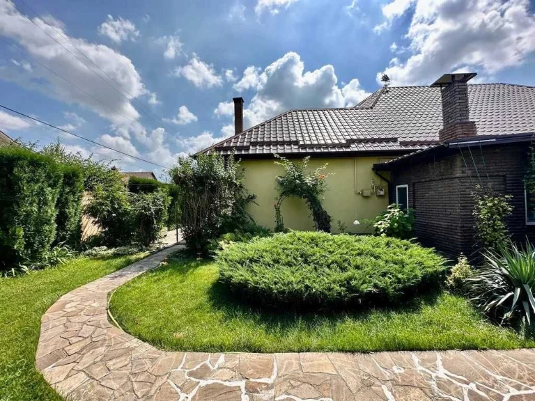 Продам двоповерховий будинок, м. Підгородне, вул. Перемоги