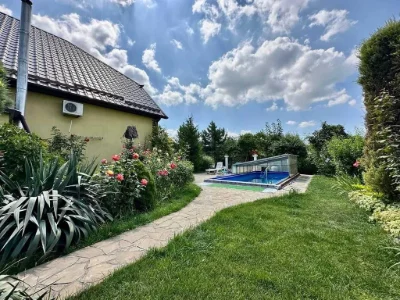 Продам двоповерховий будинок, м. Підгородне, вул. Перемоги