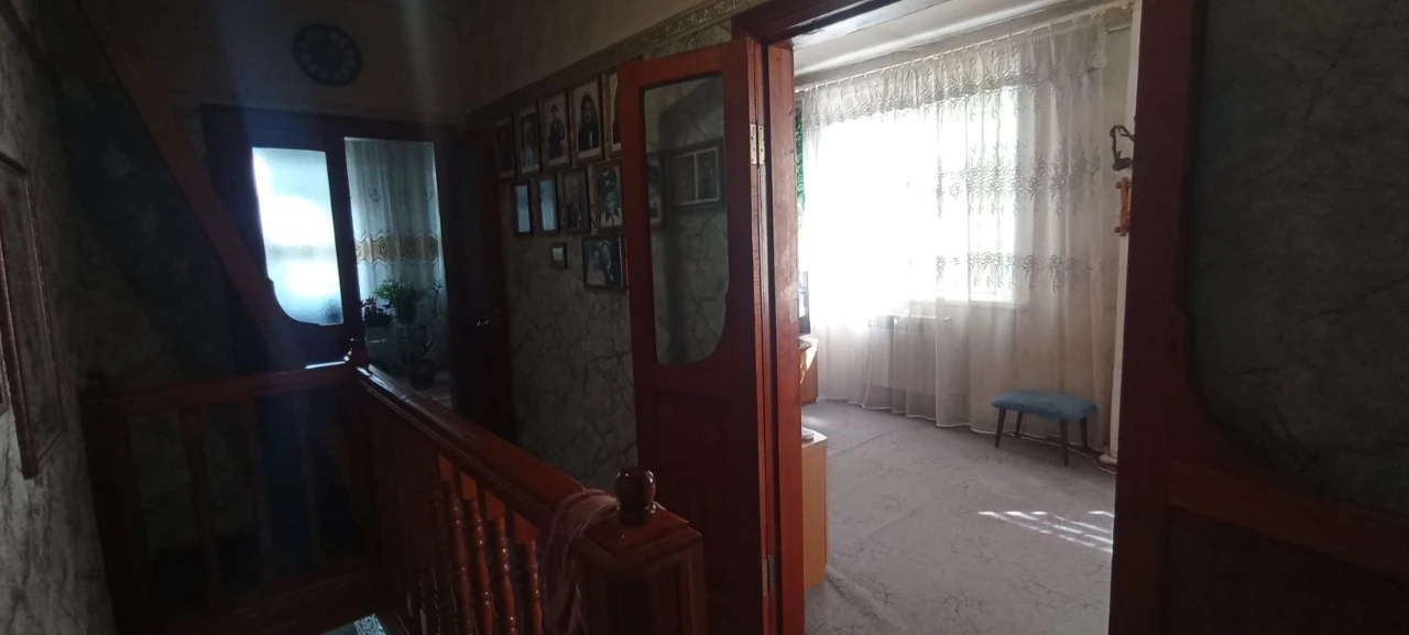 Продам 2х этажный дом в Подгородном, все коммуникации , ухож