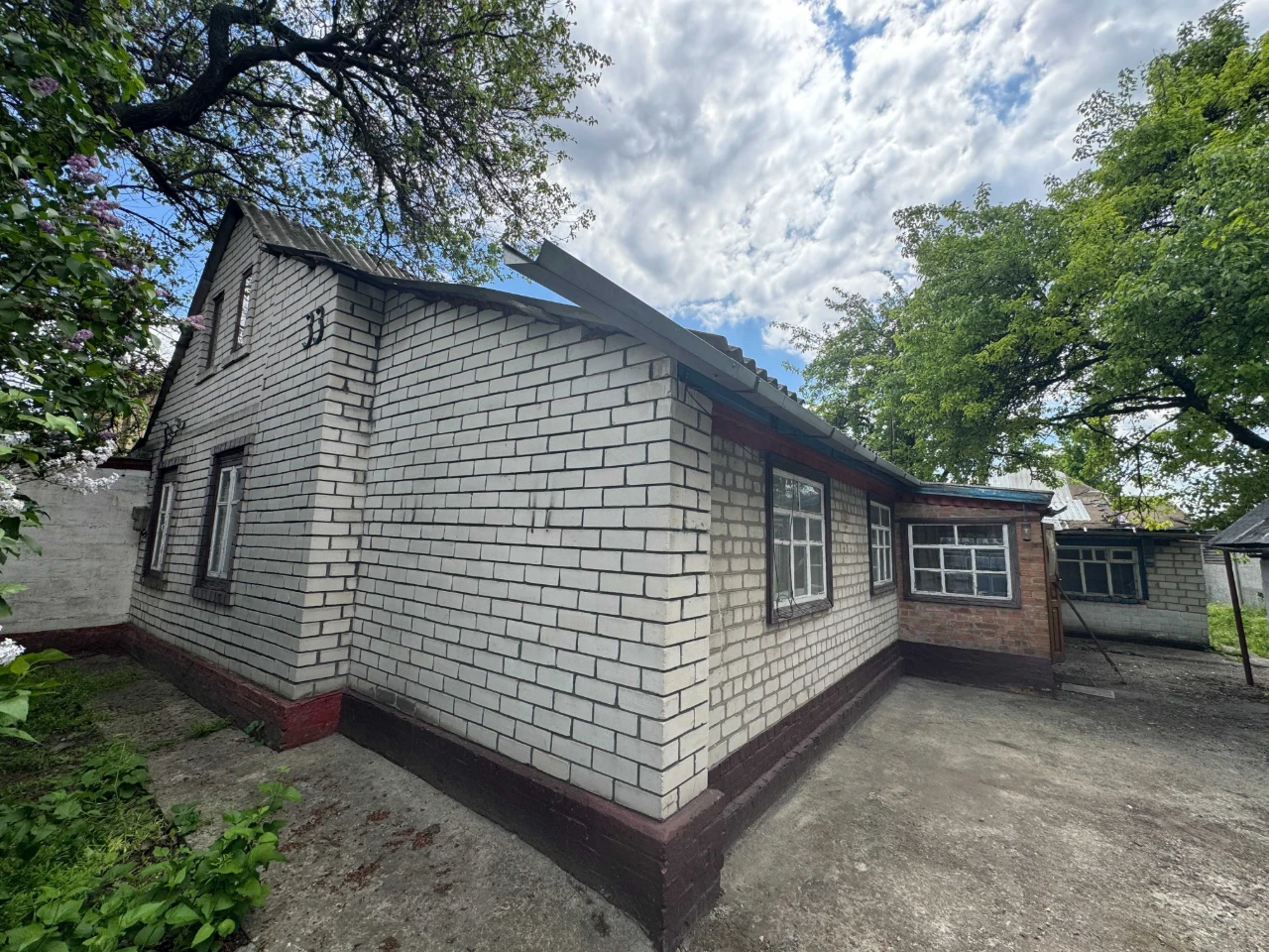 Подгородное. Центр. Дом + летняя кухня. Участок - 10 соток.