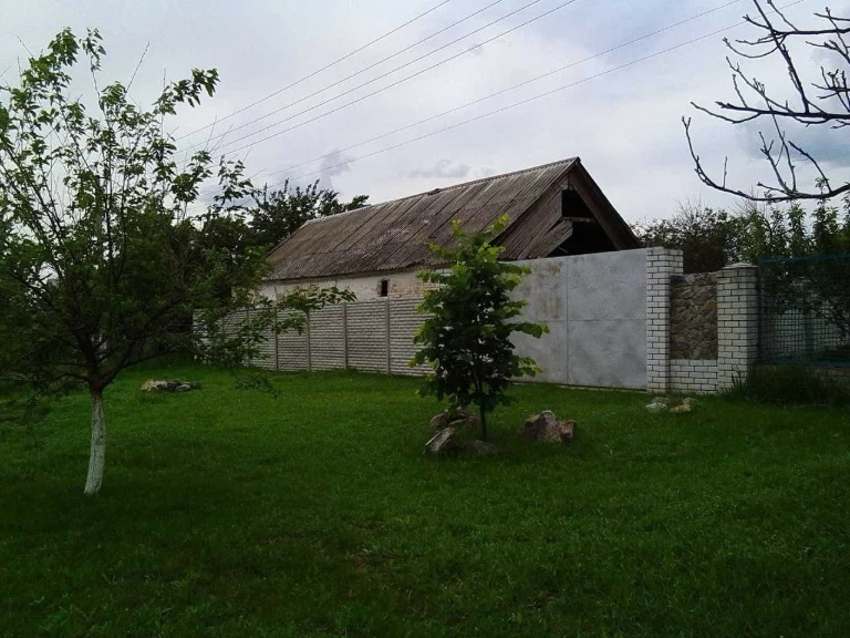 Продам ділянку з будинком під знесення