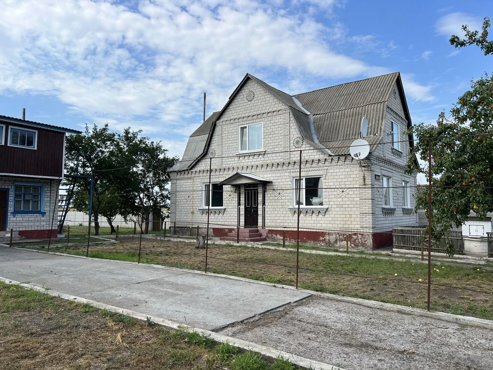 Ексклюзив. Продам добротний 2х поверховий будинок в місті Уз