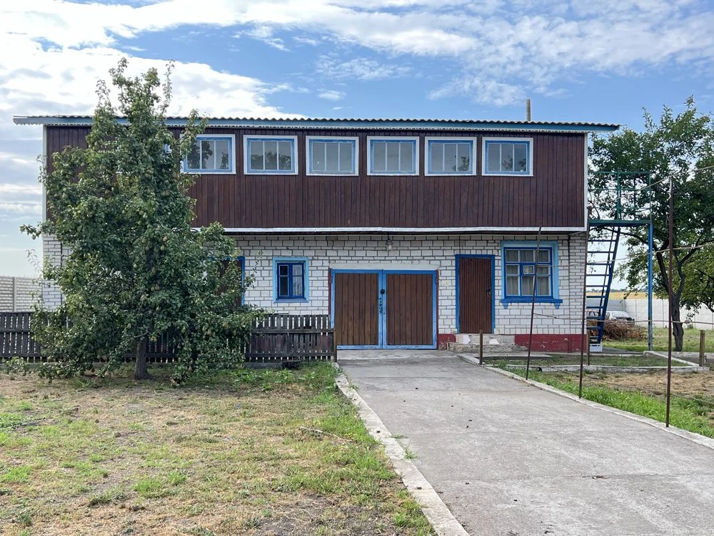 Ексклюзив. Продам добротний 2х поверховий будинок в місті Уз