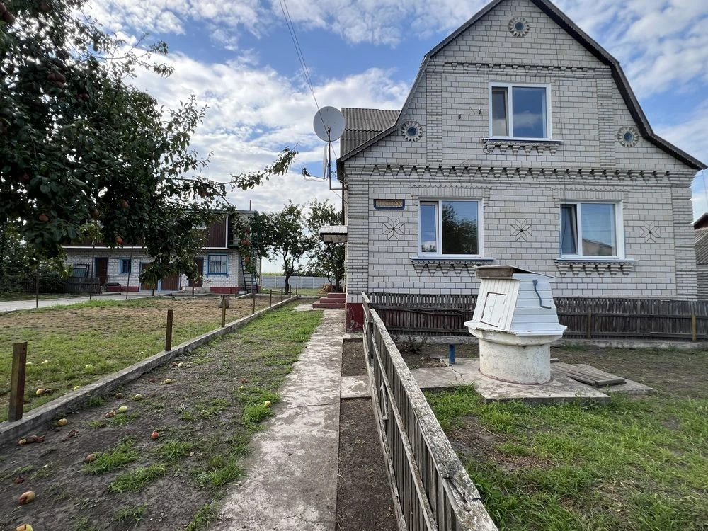 Ексклюзив. Продам добротний 2х поверховий будинок в місті Уз