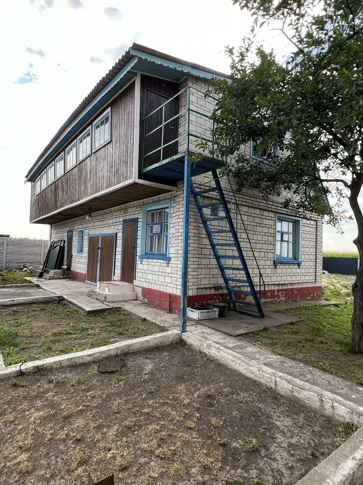 Ексклюзив. Продам добротний 2х поверховий будинок в місті Уз