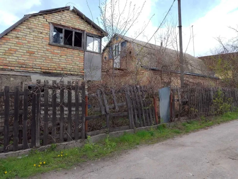 Продається земельна ділянка 10 сот з будинком в м.Ржищів