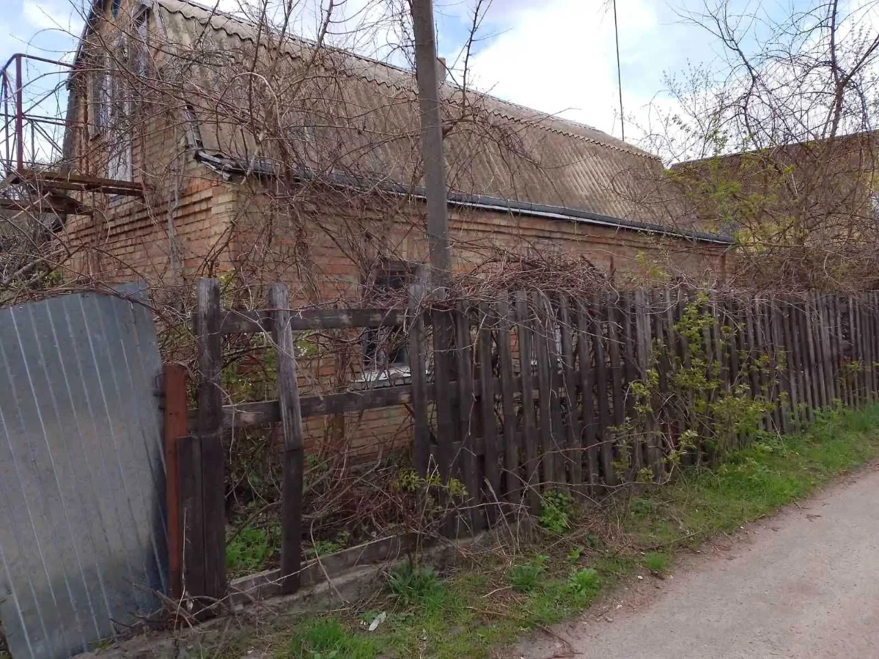Продається земельна ділянка 10 сот з будинком в м.Ржищів