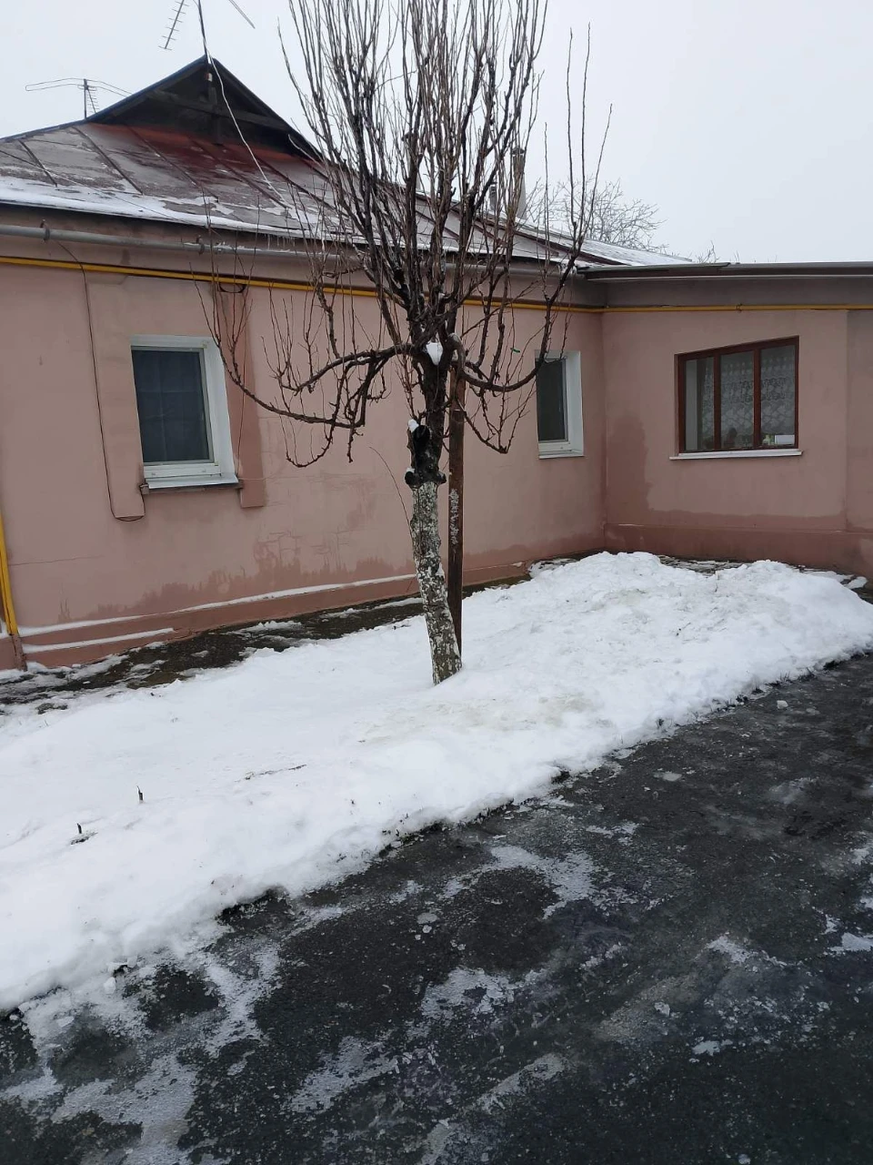 Продам частину будинку в місті Узин.